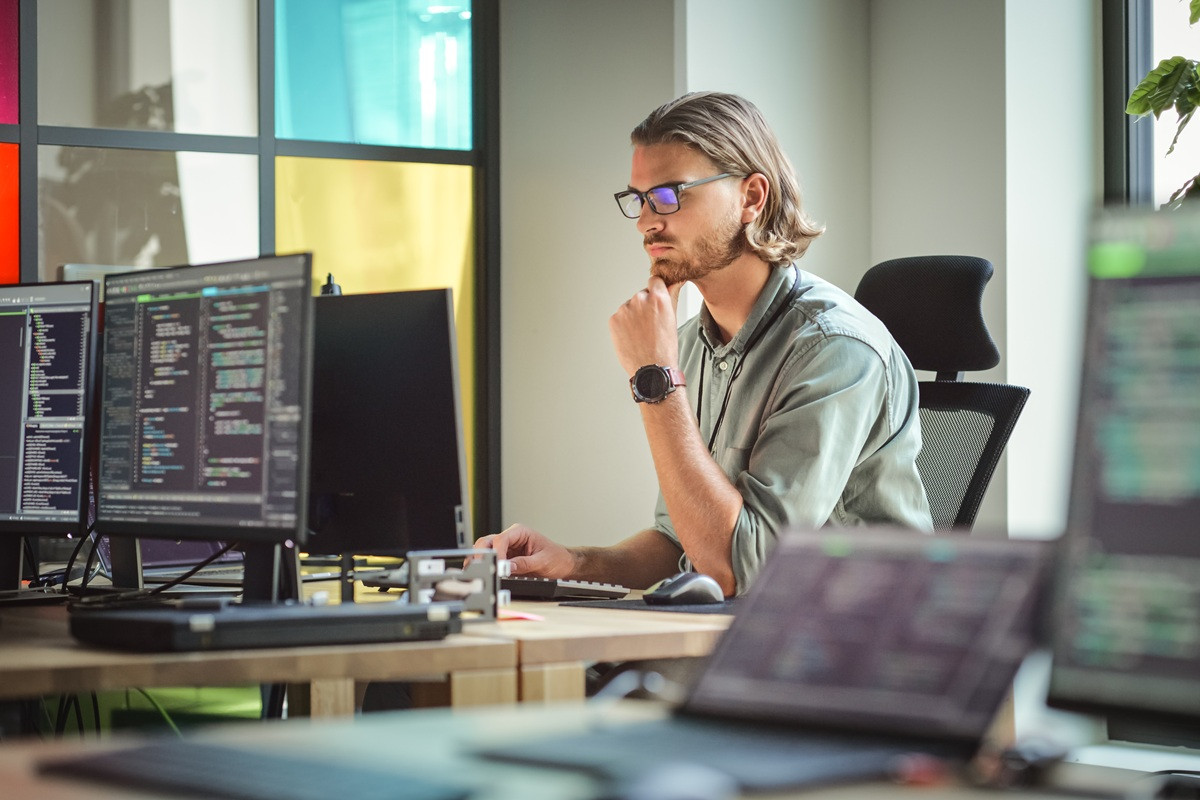 Opdrachtovereenkomst voor 16 uur per week sinds 2009: dienstbetrekking?